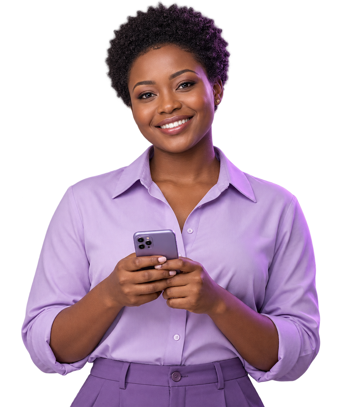Une utilisatrice souriante avec son téléphone