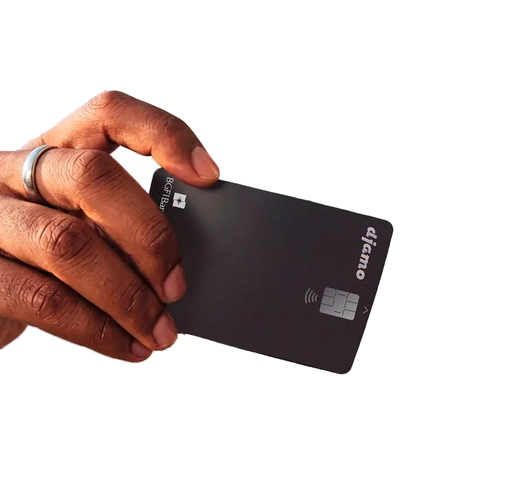 Photo officielle d’une carte Visa Djamo tenue en main
